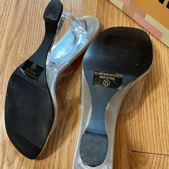 Classified see-thru lucite clear 7.5 M heels like new in box - Picture 7 of 8